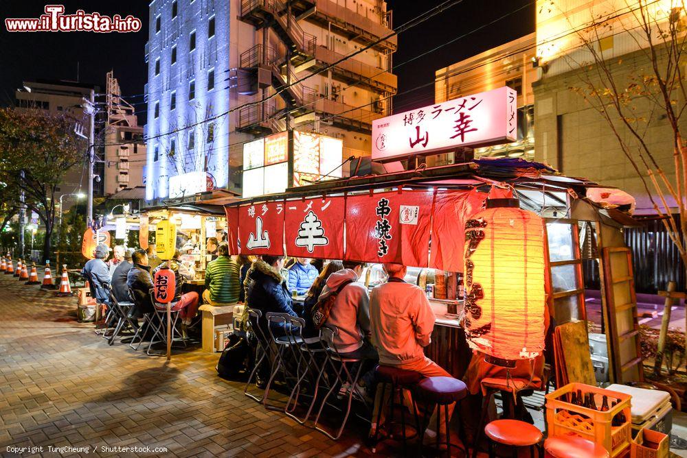 Immagine La zona di Tenjin fotografata di notte a Fukuoka, Giappone. E' la città più popolosa dell'isola di Kyushu - © TungCheung / Shutterstock.com