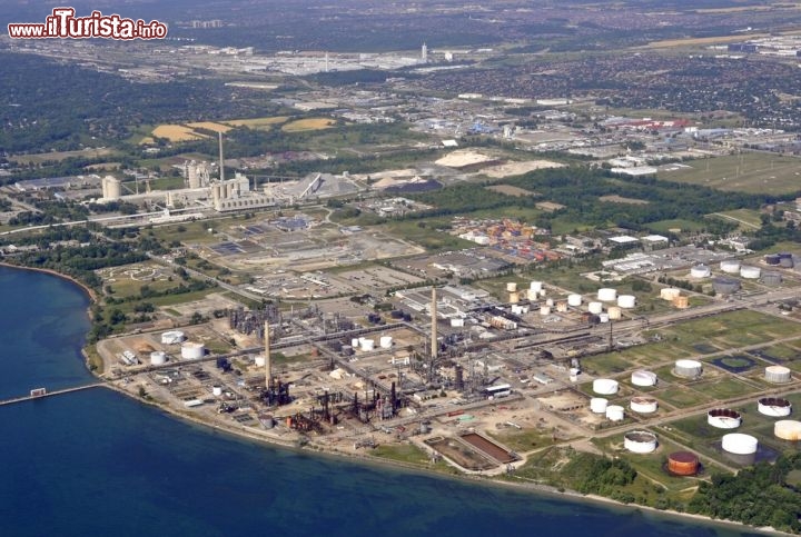 Immagine Veduta aerea della zona industriale di Mississauga (Ontario, Canada), che negli ultimi anni si è ingrandita e ha conosciuto un rapido aumento della popolazione, dovuto a un ammodernamento della città e al moltiplicarsi di sedi di aziende internazionali - © SF photo / Shutterstock.com