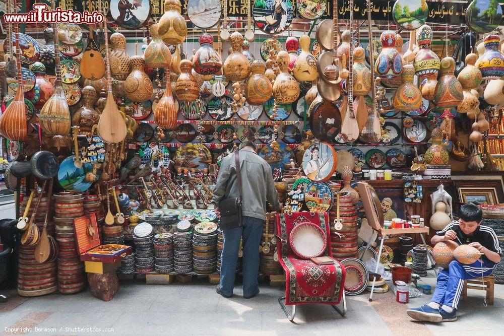 Immagine Zucche secche decorate all'International Grand Bazar  di Urumqi, Cina - © Dorason / Shutterstock.com