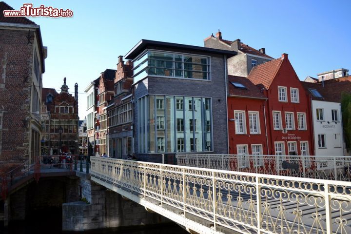 Immagine Zuivelbrug, Gent: è uno dei molti ponti della città, proprio accanto al cannone (il celebre Dulle Griet) che da quattrocento anni aspetta il momento per sparare il suo primo colpo.