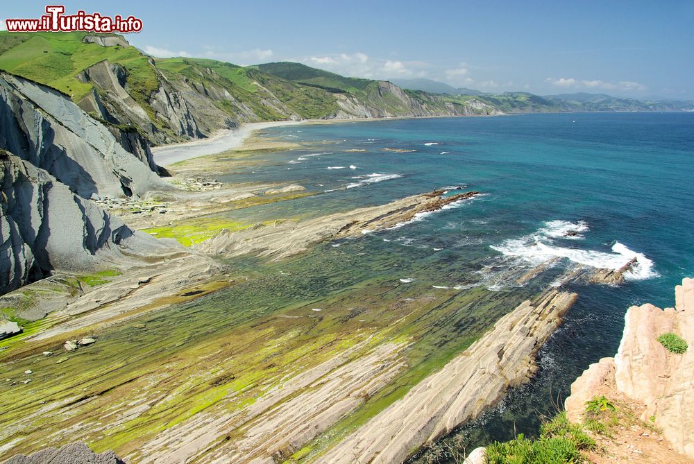 Immagine Zumaia, Paesi Baschi, e le sue formazioni di flysch che digradano nelle acque azzurre del mare.