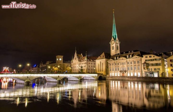 Immagine La città vecchia di Zurigo: fotografia nottura nel periodo natalizio natale - © Leonid Andronov / Shutterstock.com