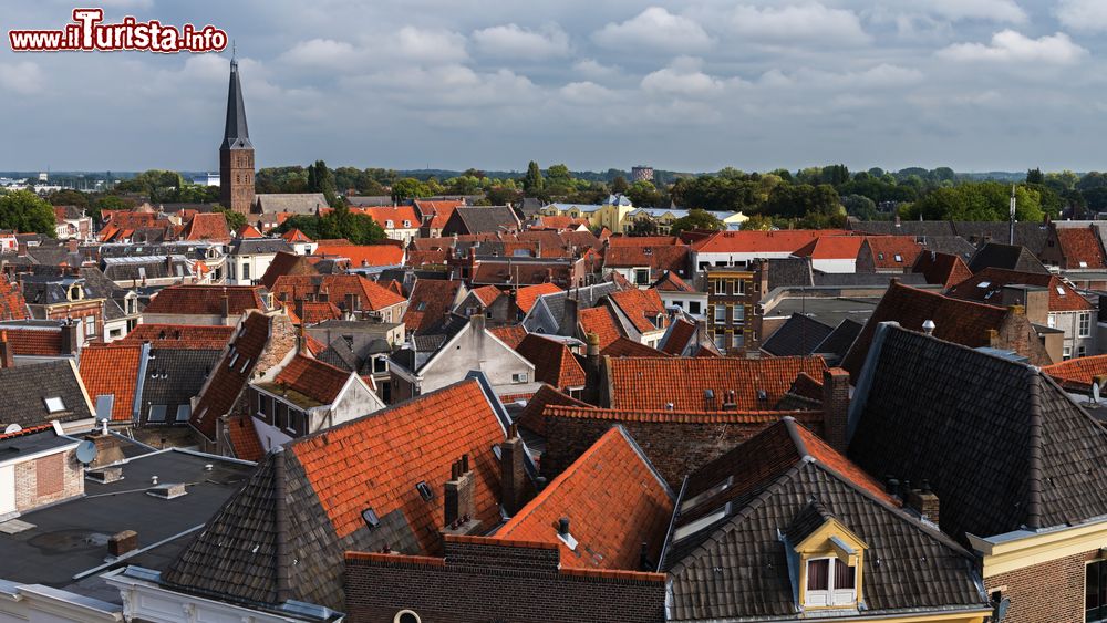Immagine Zutphen fotografata dall'alto, Olanda. Questa bella cittadina dell'Olanda è famosa per la sua intensa attività culturale.
