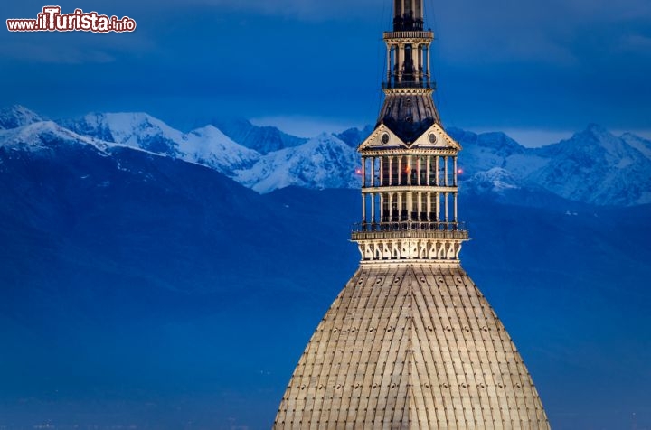 Immagine Dettaglio della cupola e della guglia della Mole Antonelliana di Torino. Al momento della sua ultimazione, nel 1889, con i suoi 167,5 metri totali, la Mole era l'edificio in muratura più alto d'Europa. Il primato le fu tolto nel dopoguerra, dato che una successiva ristrutturazione, eseguita a seguito dei danni di alcune tempeste atmosferiche, aveva fatto uso di una armatura di rinforzo in metallo - © Marco Saracco / Shutterstock.com