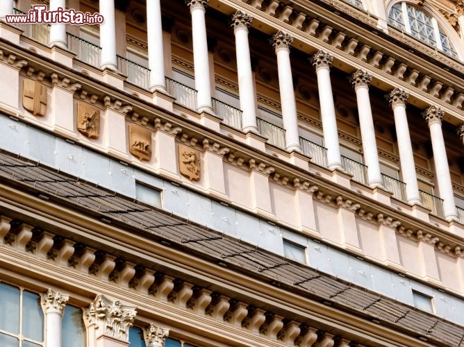 Immagine Fotografia di dettaglio dell'elegante architettura della Mole Antonelliana di Torino  - © Marco Saracco / Shutterstock.com