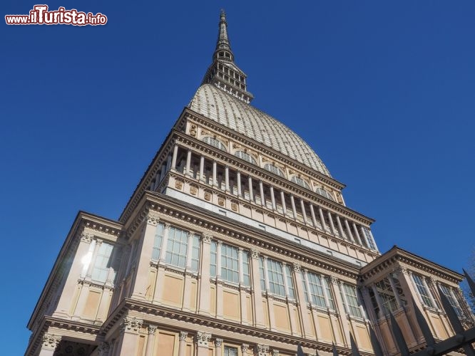 Immagine il Museo Nazionale del Cinema è ospitato dentro la Mole Antonelliana di Torino: in origine doveva essere la grande sinagoga della città - © Claudio Divizia / Shutterstock.com