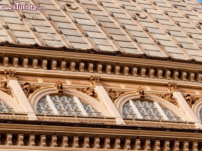 Immagine Particolare della copertura della cupola: la Mole Antonelliana di Torino ebbe una genesi lunga e difficile a causa degli elevati costi di costruzione - © Marco Saracco / Shutterstock.com