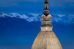 Dettaglio della cupola e della guglia della Mole Antonelliana di Torino. Al momento della sua ultimazione, nel 1889, con i suoi 167,5 metri totali, la Mole era l'edificio in muratura più ...