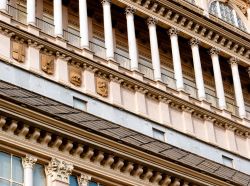 Fotografia di dettaglio dell'elegante architettura della Mole Antonelliana di Torino  - © Marco Saracco / Shutterstock.com