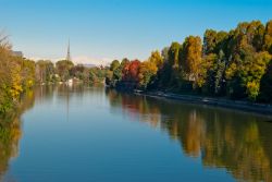 Il profilo della Mole Antonelliana è visibile da ogni zona di Torino, anche dalle rive del fiume Po - © Marco Saracco / Shutterstock.com