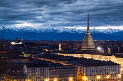 La Mole Antonelliana svetta sul panorama di Torino e sulla cerchia delle Alpi, fotografate dalle colline ad est del capoluogo piemontese - © Francesco R. Iacomino / Shutterstock.com in ...