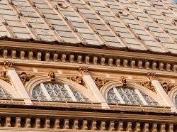 Particolare della copertura della cupola: la Mole Antonelliana di Torino ebbe una genesi lunga e difficile a causa degli elevati costi di costruzione - © Marco Saracco / Shutterstock.com ...