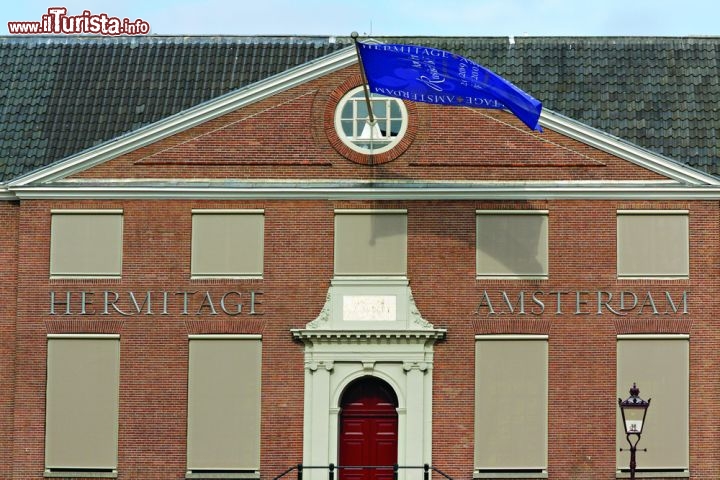 Immagine Facciata dell'Hermitage ad Amsterdam: la succursale olandese del celebre museo di San Pietroburgo, nel cuore della capitale dell'Olanda - © Roka / Shutterstock.com