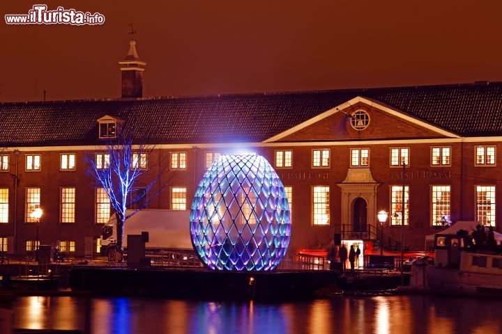 Immagine L'Hermitage Amsterdam fotografato di notte dalle rive del fiume Amstel - © Gerardvhemeren / Shutterstock.com