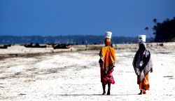 Donne locali su di una spiaggia di Zanzibar