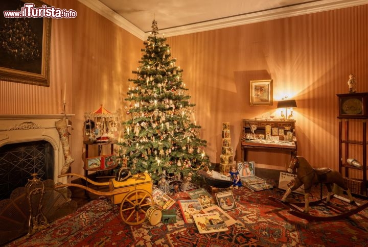 Immagine L'Albero Natale del 1910 al Weihnachtsmuseum di Salisburgo. E' il primo pezzo della collezione, che fu regalato a Ursula Kloiber dalla nonna. La camera rappresenta una ricostruzione fedele di come si presentava una casa austriaca ad inzio '900, notare che i regali venivano inseriti già spacchettati sotto l'albero