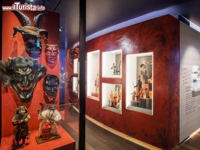 Immagine Maschere di Krampus esposte in una vetrina del  Museo del Natale (Weihnachtsmuseum) a Salisburgo