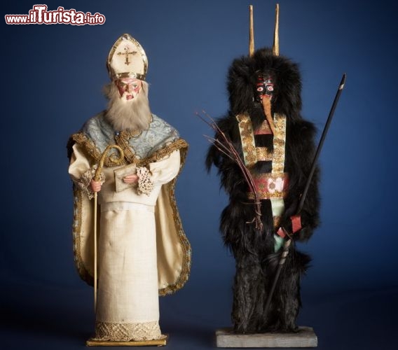 Immagine San Nikolaus e un Krampus esposti al Museo del Natale di Salisburgo (Salzburger Weihnachtsmuseum)