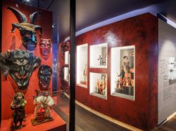 Maschere di Krampus esposte in una vetrina del  Museo del Natale (Weihnachtsmuseum) a Salisburgo