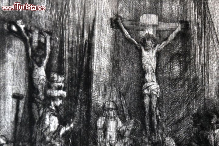 Dettaglio dell'incisione di Rembrandt intitoloato le Tre Croci, la scena della crocifissione di Gesù, fa parte della mostra sulla sera ed i notturni esposta nella Basilica Palladiana di Vicenza fino al 2 giugno 2015