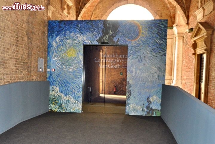 Ingresso della mostra "La sera e i notturni dagli egizi al novecento". L'evento è stato allestito all'interno della Basilica Palladiana di Vicenza, con l'organizzazione da parte di Linea d'Ombra. La mostra è curata da  Marco Goldin