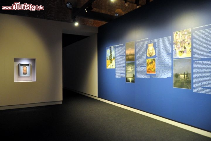 La prima sala della mostra organizzata da Linea d'Ombra sui notturni dagli egizi al novecento a Vicenza (Basilica Palladiana). Sui pannelli sono riportate le motivazioni della mostra ed il pensiero del suo curatore, Marco Goldin