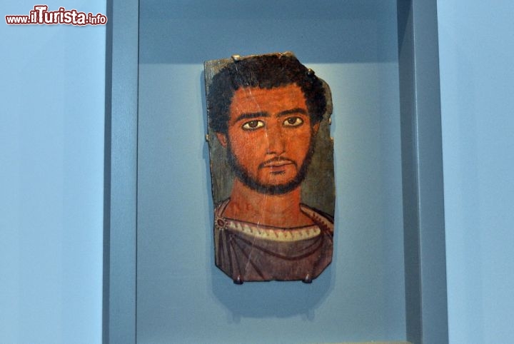 Ritratto funerario di giovane uomo, antico dipinto di epoca romana, proveniente dall'Egitto, uno dei 600 famosi ritratti funerari del Fayum (Sala 1)