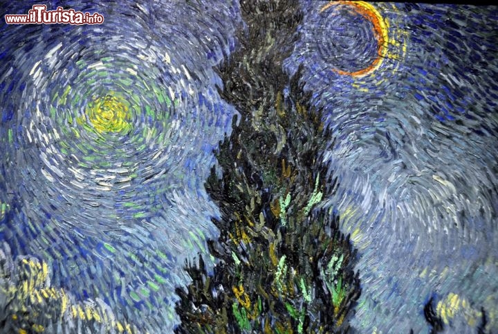 Particolare del cielo del sentiero di notte in Provenza: un dettaglio dell'opera di Van Gogh (olio su tela del 1890) che rappresenta un vorticoso cielo notturno (stile Starry Night dell'anno precedente) che si muove sopra i dolci paesaggi provenzali. E' l'immagine simbolo di tutta la mostra.