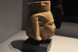 Testa del re Tutankhamon, in arenaria della 18a ...