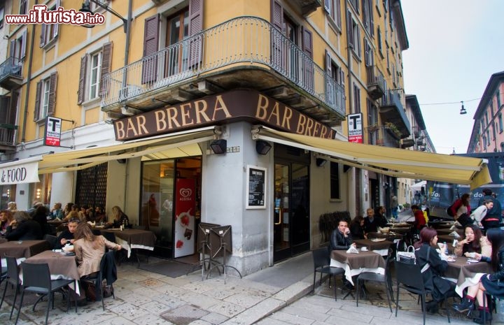 Immagine Bar Brera, un locale caratteristico nell'omonimo quartiere "alla moda" di Milano - © Boris-B / Shutterstock.com