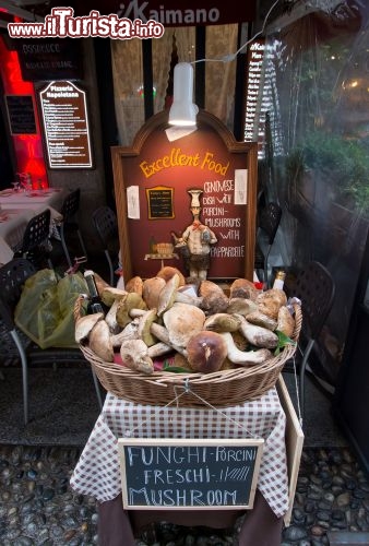 Immagine Funghi porcini all'entrata di un ristorante a Brera a Milano. Il quartiere è famoso per i suoi ristorantini che offrono pranzi e cene di ottimo livello - © Boris-B / Shutterstock.com
