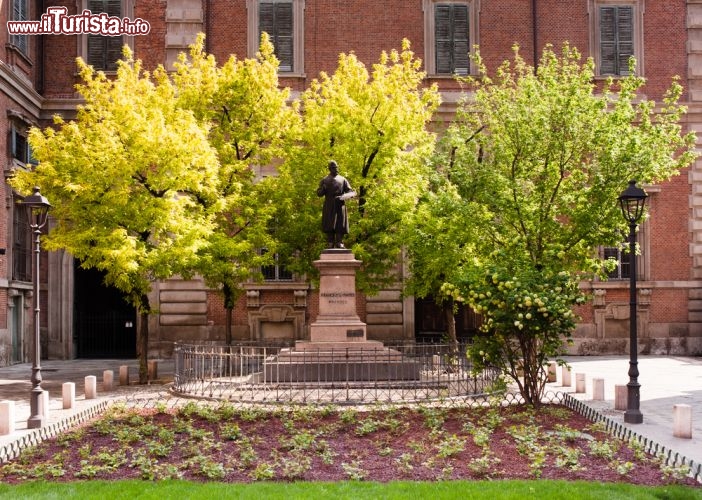 Immagine Monumento a Francesco Hayez, a piazzetta Brera (Milano). E' dedicato al celebre pittore, famoso per la sua opera "Il Bacio" simbolo del romanticismo italiano, che si trova nella vicina Pinacoteca Brera - © pcruciatti / Shutterstock.com