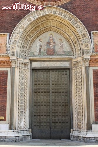Immagine Portale d'ingresso della chiesa di Santa maria del Carmine a Milano. Si trova nel cuore del quarteire Brera- © alessandro0770 / Shutterstock.com