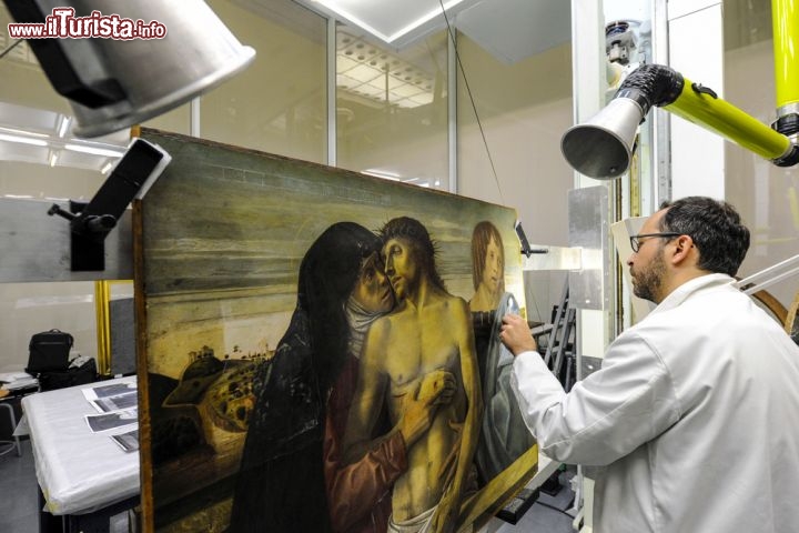 Immagine Restauro di un quadro nei laboratori d'arte della Pinacoteca di Brera a Milano - © Paolo Bona / Shutterstock.com