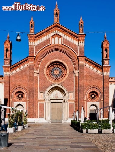 Immagine Santa Maria del Carmine è una chiesa tardo gotica che sorge nel quartiere di Brera Milano, a nord-ovest del centro di Milano - © pcruciatti / Shutterstock.com