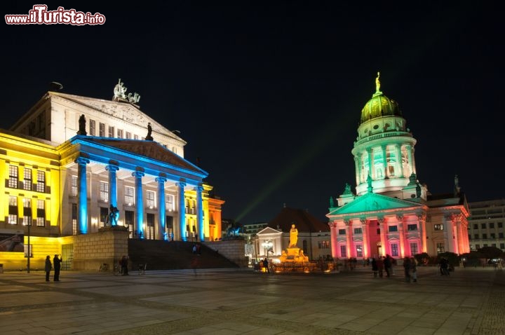 Festival of Light, Berlino, Germania - Per due settimane all'anno i simboli di Berlino cambiano aspetto e colore: dalla torre della televisione della vecchia DDR in Alexanderplatz al Reichstag, passando per le installazioni lungo le strade, l'eccentrica Berlino ospita in ottobre uno dei festival di luci più conosciuti in Europa.
Per maggiori informazioni si può visitare la pagina ufficiale
