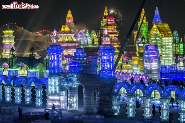 Ice Sculptures and Light Festival, Harbin, Cina - Si tratta del festival del ghiaccio più grande del mondo, che si ripete ogni anno dal 1984 nella città di Harbin, nella remota provincia nordorientale di Heilongjiang.
Le temperature proibitive (-30°C) non devono però scoraggiare i visitatori: le imponenti sculture di ghiaccio – vere e proprie opere d'arte in sé – vengono illuminate, di notte, con luci colorate per creare effetti ottici suggestivi e surreali.
Il festival si tiene a gennaio, ma le sculture di ghiaccio rimangono in piedi fino a quando le temperature primaverili non le sciolgono.
Non esiste un sito internet ufficiale.
