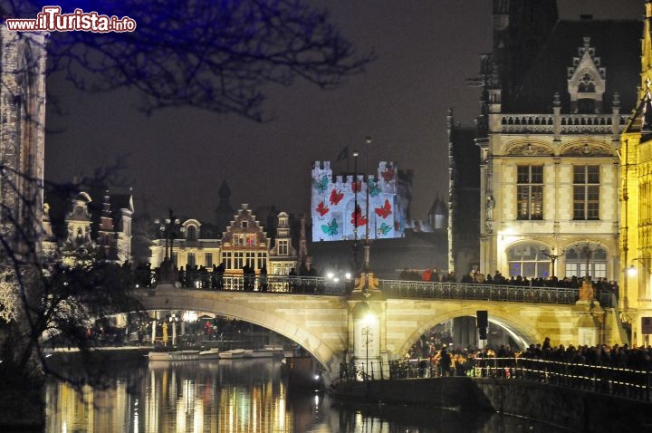 Licht Festival, Gand (Gent), Belgio - Ci spostiamo di pochi chilometri fino alle Fiandre, dove tra la fine di gennaio e l'inizio di febbraio si tiene il festival delle luminarie più importante del Belgio.
Memorabile fu l'opera di una ditta italiana che illuminò la cattedrale cittadina con ben cinquantacinquemila led nell'edizione del 2012, di cui ancora oggi si parla.
Per maggiori informazioni si può visitare la pagina ufficiale
