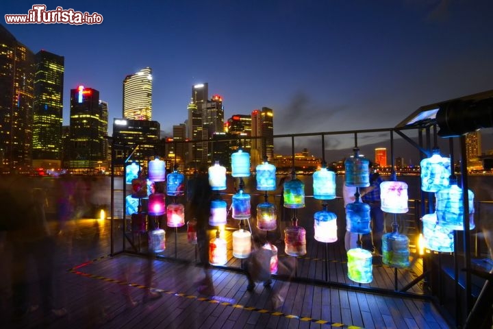 Festival of Light, Singapore - Anche Singapore si è dotata del proprio festival delle luci, e con un certo orgoglio sottolinea trattarsi dell'unico festival delle luci sostenibile, grazie all'uso di materiali riciclati e tecnologie a risparmio energetico per le installazioni luminose.
Il festival si tiene nella Marina Bay generalmente in primavera.
Per maggiori informazioni si può visitare la pagina ufficiale

