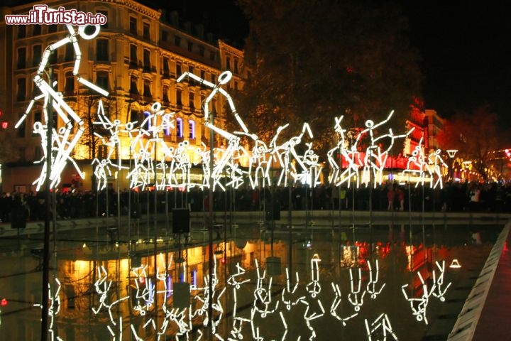 Fête des Lumières, Lione (Lyon), Francia - È uno dei festival a cui siamo più affezionati, avendolo visitato diverse volte in questi anni. Ad inizio dicembre questo appuntamento imperdibile richiama turisti da tutto il mondo per assistere allo spettacolo offerto dalla Ville Lumière, la cui tradizione “luminosa” affonda le radici nel lontano 1889.
Per maggiori informazioni si può visitare la pagina ufficiale o il nostro articolo sulla festa annualmente aggiornato.
