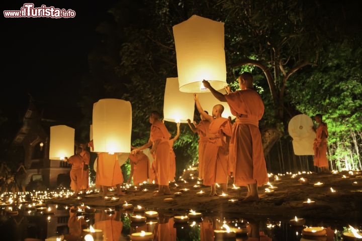Loy Kratong Festival, Chiang Mai, Thailandia - Loi Krathong è un festival che si tiene nelle notti di luna piena, in occasione del dodicesimo mese lunare, in tutta la Thailandia. Il periodo corrisponde quindi generalmente con il mese di novembre ed è l'occasione per liberare lungo il fiume migliaia di lanterne galleggianti e altre offerte per Khongkha, la divinità delle acque.
Per maggiori informazioni si può visitare la pagina ufficiale
