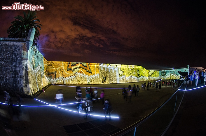 Lumina Light Festival, Cascais, Portogallo - Si tiene a settembre questo bel festival sulla costa portoghese, non lontano da Lisbona. Il centro storico ed il porto vengono illuminati con giochi di luci ed installazioni di grandi artisti internazionali per tre notti nel mese di settembre.
Si possono trovare maggiori informazioni nella pagina ufficiale
