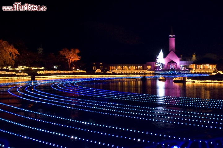 Nabana no Sato Winter Illuminations, Kuwana, Nagashima, Giappone - Nabana no Sato è un parco tematico dedicato ai fiori situato sull'isola di Nagashima, a Kuwana.
Non si tratta di un vero e proprio festival: semplicemente il parco viene illuminato con un totale di 8 milioni di led che lo trasformano in una sorta di paese delle meraviglie. Tra gli highlights dell'evento c'è il tunnel di luci, un irresistibile passaggio sotto una volta di ben 1.200.000 lampadine.
Il periodo dell'illuminazione del parco si estende su diversi mesi, generalmente da novembre a marzo. Non esiste un sito internet ufficiale.
