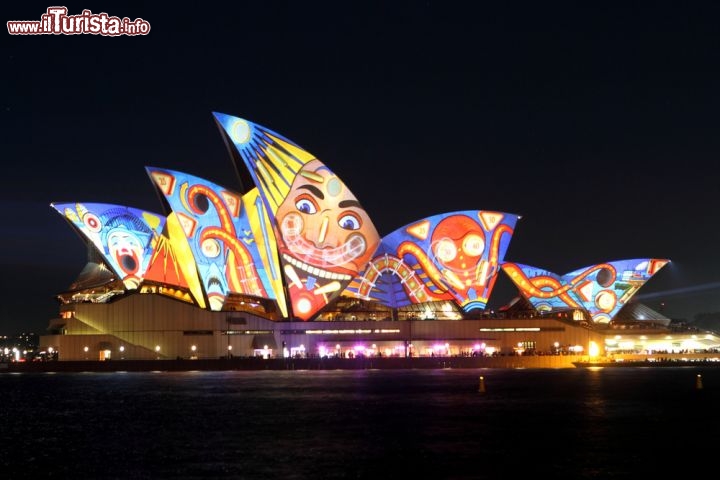 Vivid Sydney, Sydney, Australia - Si tiene nella seconda metà di maggio questo grande festival “della luce, della musica e delle idee”, come amano definirlo gli organizzatori, che trasforma la città in un'immensa galleria d'arte a cielo aperto e che illumina in maniera stravagante uno dei simboli per eccellenza dell'Australia, la famosa Opera House.
Per maggiori informazioni si può visitare la pagina ufficiale
