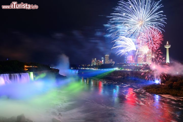 Winter Festival of Lights, Cascate del Niagara, Ontario, Canada - Da novembre a gennaio, ormai da trent'anni, le Cascate del Niagara diventano teatro di suggestivi giochi di luce che coinvolgono la città, il Queen Victoria Park e l'acqua stessa delle cascate.
Per maggiori informazioni si può visitare la pagina ufficiale
