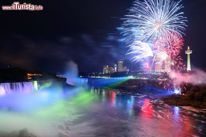 Winter Festival of Lights, Cascate del Niagara, Ontario, Canada - Da novembre a gennaio, ormai da trent'anni, le Cascate del Niagara diventano teatro di suggestivi giochi di luce che coinvolgono la città, il Queen Victoria Park e l'acqua stessa delle cascate.
Per maggiori informazioni si può visitare la pagina ufficiale
