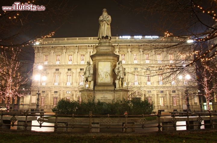 Immagine Leonardo da Vinci e sullo sfondo l'inconfondibile mole di Palazzo Marino. Siamo in Piazza della Scala a Milano - © katatonia82 / Shutterstock.com