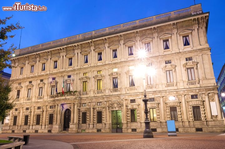 Immagine Foto notturna di Milano: raffigurato Palazzo Marino, che si trova in Piazza della Scala - © oneinchpunch / Shutterstock.com