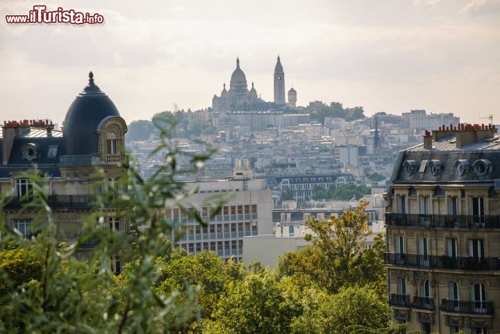 Immagine Parc des Buttes Chaumont e il profilo di Montmartre e del Sacro Cuore a Parigi - © Elena Dijour / Shutterstock.com