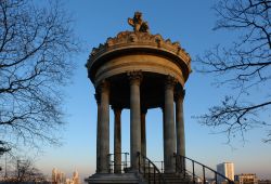 Butte Chaumont, nell'omonimo parco di Parigi - © bensliman hassan / Shutterstock.com